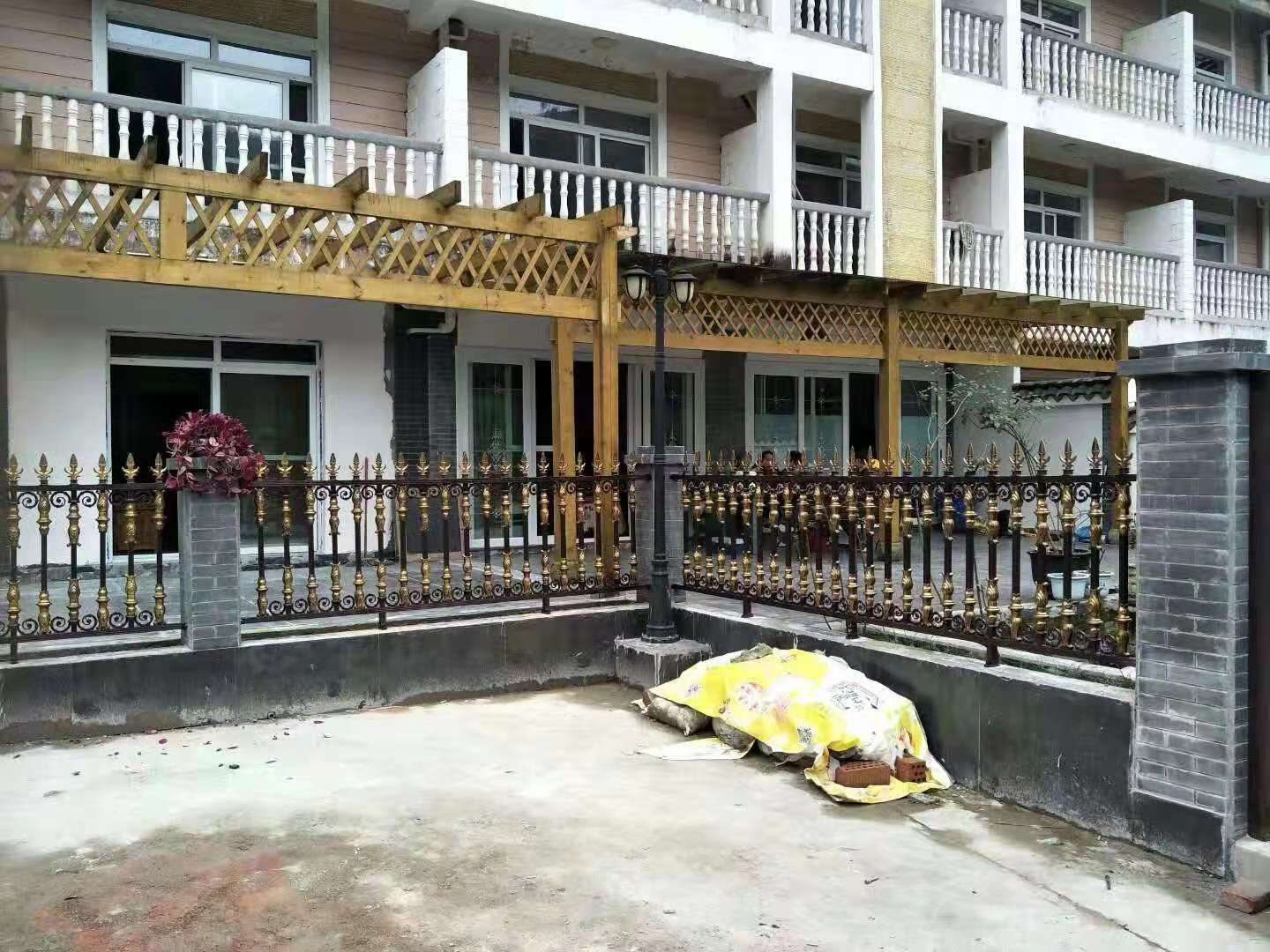 成都温江铝艺大门与铝艺栅栏 铝合金制品如何重塑现代家居门面